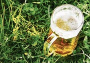 So verlockend ein kühles Bier in der Hitze auch sein mag: Der Konsum von Alkohol kann die negativen Auswirkungen der Hitze auf den Körper verschlimmern. (Bild: Pixelio / www.foto-fine-art.de)