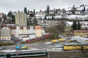 Ab Osterdienstag bis Anfang Oktober ist die Eisenbahnverbindung zwischen St.Gallen und Teufen unterbrochen. Ursache dafür sind Bauarbeiten unterhalb der Ruckhalde: Hier muss die Rampe und die Brücke über die Oberstrasse neu gebaut werden. Auf dem bereits auch historischen Bild fehlt die Baustelle des neuen Tunnels. (Bild: Michel Canonica - 4. März 2015)