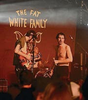 The Fat White Family lieferten einen wutgeladenen Auftritt ab. (Bilder: Roman Hertler)