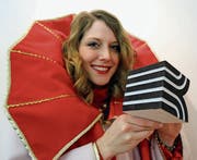 Das stilisierte K in Würfelform ist das Logo der «Kulturbühne 2018». Zur Bewerbung des Anlasses schickten die Organisatoren den Holzwürfel mit einer Bilderstrecke auf eine Reise durch die teilnehmenden Gemeinden. An dieser Idee beteiligten sich auch die Sirnacher Muschelfee Livia Jäggi und der Aadorfer Gemeindepräsident Matthias Küng. (Bilder: PD)