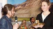 Esther Näf (rechts) nimmt als erste «Samariterin des Jahres» aus der Hand von Regierungsrätin Heidi Hanselmann die Auszeichnung entgegen. (Bild: Heidy Beyeler)