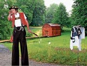 Der grösste Appenzeller – Hannes vo Wald auf Stelzen – inszeniert die Eröffnung der Expo.02-Cabane im Warteggpark mit Fakelfeuer und dann mit Knalleffekten und viel Rauch. (Bild: Fritz Bichsel)