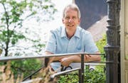 Pfarrer Johannes Bodmer auf der Treppe zum evangelischen Kirchgemeindehaus in Weinfelden. (Bild: Andrea Stalder)