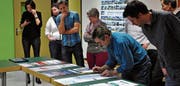 Silvano Colombo von der Schule für Gestaltung schreibt die Kommentare der Kommissionsmitglieder zu den letzten sechs Plakatentwürfen auf. (Bilder: noe)