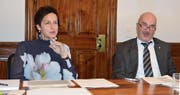 Stadtpräsidentin Susanne Hartmann und Stadtrat Daniel Meili freuen sich über die Gewinne der Stadt und der TBW. (Bild: Gianni Amstutz)