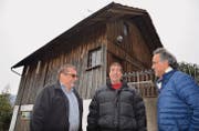 Die Remise beim Restaurant Krone, Lenggenwil, wird bald im Ballenberg zu sehen sein. Hugo Jung und Herbert Meienhofer von der Krone Lenggenwil GmbH sowie Rolf Högger, Dorfbühne Lenggenwil, freuen sich darüber. (Bild: Zita Meienhofer)