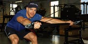 Spezifisches Krafttraining: An diesem Gerät werden jene Muskeln gestählt, die Jonas Lenherr für den so wichtigen explosiven Start benötigt. (Bild: Robert Kucera)