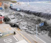 Die hohen Wellen schlagen am 11. März 2011 mit voller Wucht aufs Festland auf. (Bild: ap/Mainichi Shimbun, Tomohiko Kano)