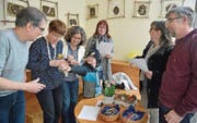Aaron verteilt Geschenke an seine Klassenlehrer Hanspeter und Barbara Götz, sowie Klassenassistentin Edith Bolt. Barbara Habegger, Geschäftsstellenleiterin des Vereins Insieme21, und Aarons Eltern Anita und Hanspeter Näf freut’s. (Bild: Mario Testa)