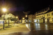 Zurück bleibt Leere: der Flumser Postplatz in der Nacht auf Montag. (Bild: Eddy Risch/KEY)