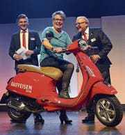 Kundenberater Sandro Koster als Glücksfee, Marliese Engeli als Vespa-Gewinnerin und Edgar Meier als erster Gratulant. (Bild: Sara Carracedo)