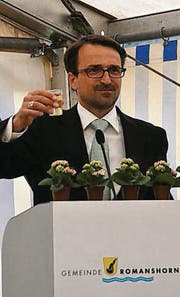 Gemeindeammann Bon erhebt das Glas auf die neue Stadt. (Bild: Manuel Nagel)