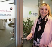 Anne Rombach-Jung auf dem Weg ins Büro. Die Geschäftsstelle der Regio Wil im Rail Center Wil beherbergt auch die Geschäftsstelle von Thurkultur und eine Niederlassung des Jung-Unternehmer-Zentrums. (Bilder: Hans Suter)