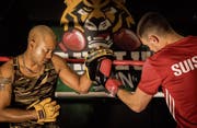 Christophe Bellehumeur, Präsident des Boxclubs Arbon, im Ring mit der Schweizer Nachwuchshoffnung Roy Ecknauer. (Bild: Reto Martin)