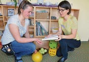 Elvira Tischhauser (rechts) erklärt der Lernenden Selina Ledermann die Materialien für die Aktivierung. (Bild: ker)