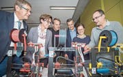 Auch die Funktionsweise eines 3D-Druckers gehört zum Lernangebot für besonders Begabte. Von links: Amtschef Beat Brüllmann, Regierungsrätin Monika Knill, Rektor Stefan Schneider, Rektor René Strasser und die Lehrpersonen Annika Jäger und Lorenz Stäheli. (Bild: Reto Martin)