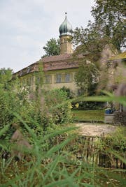 Schlösschen am See: Die Luxburg in Egnach steht seit Jahren leer. (Bild: Reto Martin)