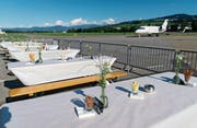 Eine ungewöhnliche Umgebung für ein Feierabendbier: das Tarmac-Beizli in Altenrhein. (Bild: PD)