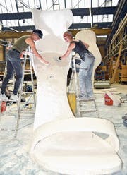 Brigitte Schneider und Susan Kopp arbeiten in der Werkhalle des Elementwerks Istighofen an ihren überdimensionalen High Heels aus Gips. (Bild: Mario Testa)