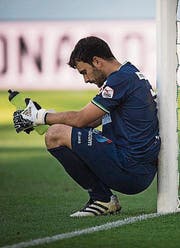 St. Gallen-Goalie Daniel Lopar ist masslos enttäuscht. (Bild: Keystone)