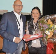 Die abtretende Sekretärin Nicole Eggenberger wurde von Präsident Herbert Bokstaller geehrt. (Bild: Alexandra Gaechter)