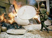 Ein US-Soldat schürt das Feuer an einem Haus in My Lai. (Bild: Ronald S. Haeberle/Getty (My Lai, 16. März 1968))