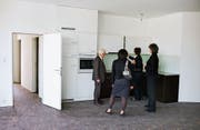 Die Mitarbeiterin einer Immobilienverwaltung zeigt möglichen Mietern eine Wohnung. (Bild: Martin Ruetschi/KEY)