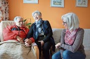 Judith Gätzi (rechts) kümmert sich seit zwei Jahren um pflegebedürftige Menschen. Migg und Elisa Gremlich sind froh über die Hilfe der Freiwilligen. (Bild: Christoph Heer)