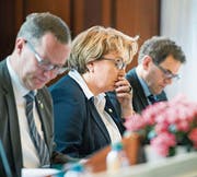 Nachdenkliche Regierungsbank: Walter Schönholzer, Cornelia Komposch, Jakob Stark. (Bild: Andrea Stalder)