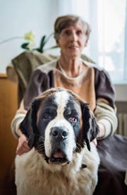 Ziemlich beste Freunde: Lydia Monod und die Bernhardinerhündin Aveline. (Bild: Jil Lohse)
