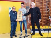 Beda Holenstein und Silvio Pöschel erhalten ein Anerkennungsgeschenk von Gemeindepräsident Claus Ullmann. (Bild: Peter Spirig)