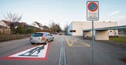 Im Elterntaxi statt wie früher vergnügt zu Fuss in die Schule: Die Schulleitungen der Region betreiben Aufwand mit Gesprächen und Aufklärung. (Bild: Urs Bucher)