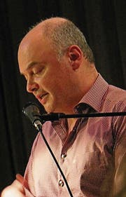 Schriftsteller Catalin Dorian Florescu liest im Bistro «Zu Tisch». (Bild: Barbara Hettich)