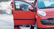 Mit dem Auto statt zu Fuss oder mit dem Velo: Elterntaxis sind ein Phänomen jüngster Zeit. (Bild: Urs Bucher)