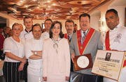 Die Römerhof-Crew: Iva Saskova, Thomas Seifert, Maurizio Cagnazio, Przemyslaw Popow, Dominique Bergue, Peter Günter, Ambassador Suisse Oriental, Pierre Alain Favre, Präsident von Escoffier Suisse, Gerald Bergue. (Bild: Trudi Krieg)