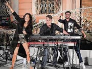 Auf der Rathausbühne: Sängerin Vanessa Iraci mit Keyboarder René Hertenstein und Sänger Dominik Steegmüller. (Bild: Yvonne Aldrovandi-Schläpfer)