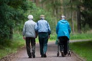 IV-Bezüger, die ihre Rente verlieren, verfallen oft in eine Depression und benötigen kostspielige Behandlungen. (Bild: JENS SCHLUETER (AP dapd))