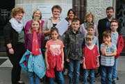 Ursula Egli mit der Petition in der Hand (Mitte) mit Mitgliedern des Elternforums und Kindern aus Rossrüti vor dem Departement in St. Gallen. (Bild: Chris Gilb)