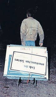 Uwe Genth nimmt nach dem Mauerfall Grenz-Schilder mit.