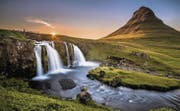 Vulkane, Wasserfälle (hier der Kirkjufellsfoss) und Gletscher prägen die isländische Landschaft. (Bild: pd)