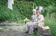 Doris und Peter Kolb im Garten vor ihrem Haus, wo sie sich zum ersten Mal ansahen. (Bilder: Andrea Stalder)