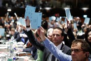 Delegierte der FDP stimmen gegen die «No Billag»-Initiative, bei der Delegiertenversammlung der FDP, am 13. Januar 2018 in Biel. Auch die Thurgauer FDP hat nun ein Nein beschlossen. (Bild: Keystone/Symbol)
