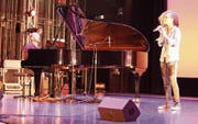 Janine Egli, die in Begleitung von Musikschullehrer David Sala auftrat, wurde 2015 zum grössten Wiler Talent erkoren. (Bild: Franco Baumgartner)