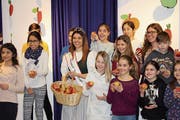 Der Besuch der Apfelkönigin war für die Kinder der krönende Abschluss der alljährlichen Apfelwoche. (Bild: Marco Cappellari)