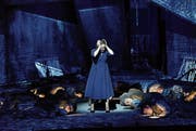 Reine Inszenierung, heruntergekommene Kulisse: Andreas Kriegenburgs Inszenierung von «Lady Macbeth». (Bild: Thomas Aurin/Salzburger Festspiele)