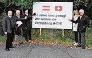 Eine kleine Guerilla-Aktion von Wirtschaftsvertretern von beiden Seiten des Rheins: Für das Plakat am Autobahnstumpen bei St. Margrethen haben sie keine Bewilligung eingeholt. Von links: Eugen Voit, Reinhard Frei, Mathias Burtscher, Brigitte Lüchinger, Karl Stadler. (Bild: Max Tinner)