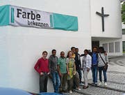 Verantwortliche und Teilnehmende vom Solidaritätsnetz vor der evangelischen Kreuzkirche. (Bild: pd)