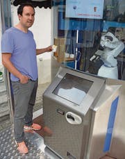 Es funktioniert: Erfinder Matthias Gehring hat sich vom Roboter ein Glace machen lassen. (Bild: Georg Stelzner)