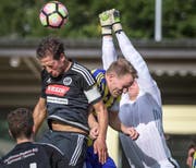 Packende Szenen, wie hier von Herisaus Luca Keller im Spiel gegen den FC Steinach, sind ab diesem Wochenende auf den Fussballplätzen der Region wieder zu sehen. (Bild: Michel Canonica (Michel Canonica))