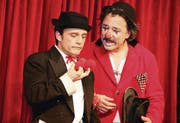 Gelungenes Adventsspektakel: Die beiden Clowns Tommy und Pepe begeisterten die Besucher der Villa Balloni. (Bild: Christof Lampart)